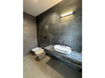 VENTA CASA MODERNA 3 DORMITORIOS EN B° VALLE DEL GOLF 1 ETAPA