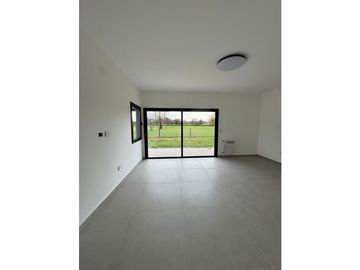 VENTA CASA MODERNA 3 DORMITORIOS EN B° VALLE DEL GOLF 1 ETAPA