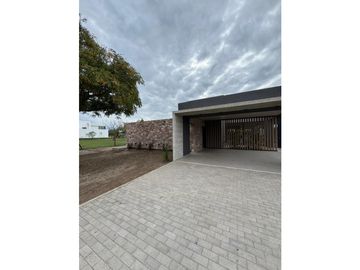 VENTA CASA MODERNA 3 DORMITORIOS EN B° VALLE DEL GOLF 1 ETAPA