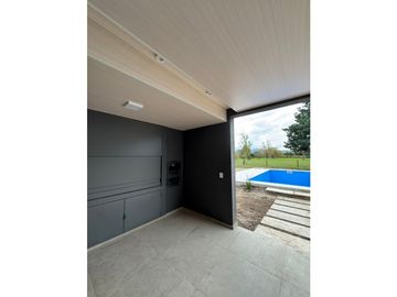 VENTA CASA MODERNA 3 DORMITORIOS EN B° VALLE DEL GOLF 1 ETAPA