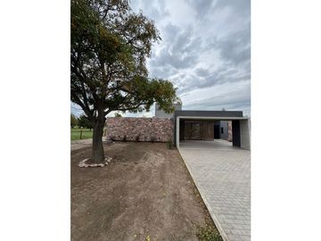 VENTA CASA MODERNA 3 DORMITORIOS EN B° VALLE DEL GOLF 1 ETAPA