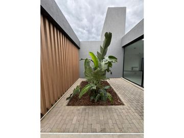 VENTA CASA MODERNA 3 DORMITORIOS EN B° VALLE DEL GOLF 1 ETAPA