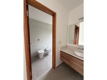 VENTA CASA MODERNA 3 DORMITORIOS EN B° VALLE DEL GOLF 1 ETAPA