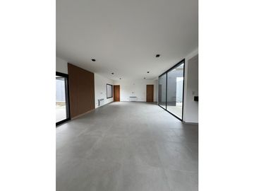 VENTA CASA MODERNA 3 DORMITORIOS EN B° VALLE DEL GOLF 1 ETAPA
