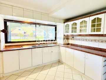GRAN CASA EN BOSQUES DE MONTEMAR