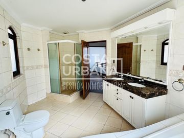 GRAN CASA EN BOSQUES DE MONTEMAR