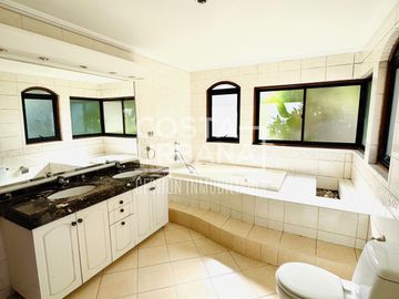 GRAN CASA EN BOSQUES DE MONTEMAR