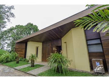CABAÑA EN VENTA EN GUATAPÉ,ANTIOQUIA