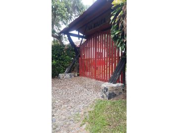 SE VENDE FINCA  EN EL QUINDIO A 15 MINUTOS DE QUIMBAYA
