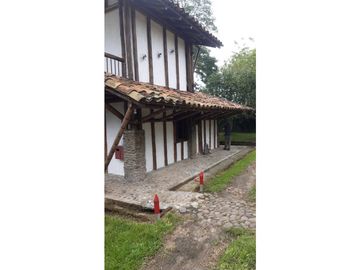 SE VENDE FINCA  EN EL QUINDIO A 15 MINUTOS DE QUIMBAYA