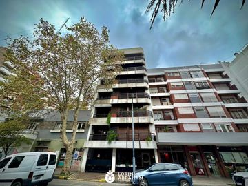 Venta departamento de 4 ambientes con cochera y balcon. Zona Plaza Mitre  !