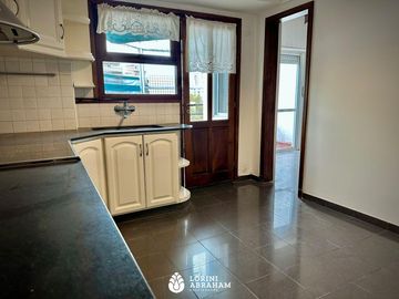 Venta departamento de 4 ambientes con cochera y balcon. Zona Plaza Mitre  !