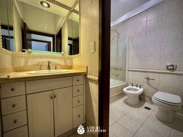 Venta departamento de 4 ambientes con cochera y balcon. Zona Plaza Mitre  !