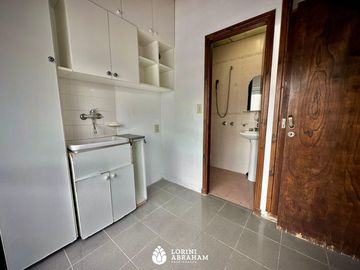 Venta departamento de 4 ambientes con cochera y balcon. Zona Plaza Mitre  !