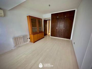 Venta departamento de 4 ambientes con cochera y balcon. Zona Plaza Mitre  !