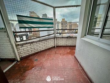 Venta departamento de 4 ambientes con cochera y balcon. Zona Plaza Mitre  !