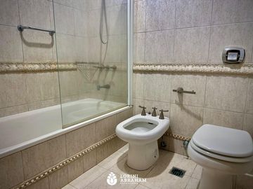 Venta departamento de 4 ambientes con cochera y balcon. Zona Plaza Mitre  !