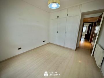 Venta departamento de 4 ambientes con cochera y balcon. Zona Plaza Mitre  !