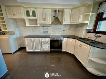 Venta departamento de 4 ambientes con cochera y balcon. Zona Plaza Mitre  !
