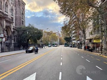 Venta Departamento 4 Ambientes con Balcón Corrido en Recoleta