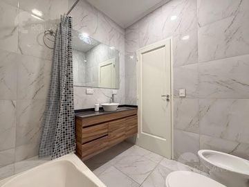 Venta Departamento 4 Ambientes con Balcón Corrido en Recoleta