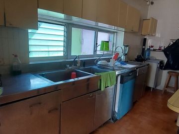 Casa en esquina con frente a 3 calles, junto a glorieta cri cri