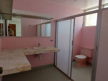 Casa en esquina con frente a 3 calles, junto a glorieta cri cri
