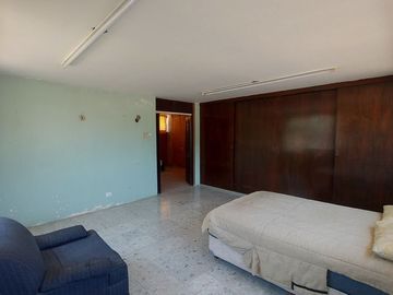 Casa en esquina con frente a 3 calles, junto a glorieta cri cri