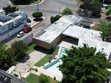 Casa en esquina con frente a 3 calles, junto a glorieta cri cri