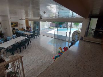 Casa en esquina con frente a 3 calles, junto a glorieta cri cri