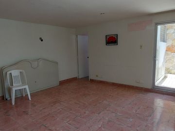 Casa en esquina con frente a 3 calles, junto a glorieta cri cri