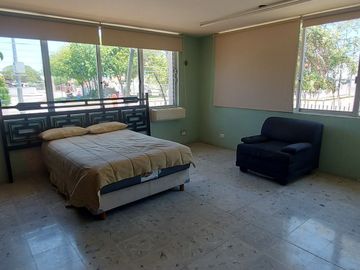 Casa en esquina con frente a 3 calles, junto a glorieta cri cri