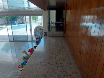 Casa en esquina con frente a 3 calles, junto a glorieta cri cri