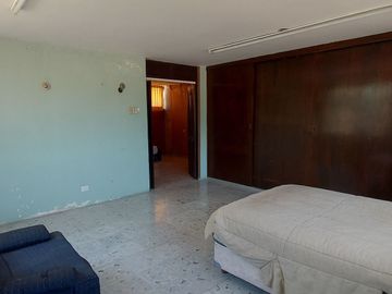 Casa en esquina con frente a 3 calles, junto a glorieta cri cri