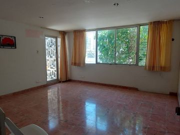 Casa en esquina con frente a 3 calles, junto a glorieta cri cri