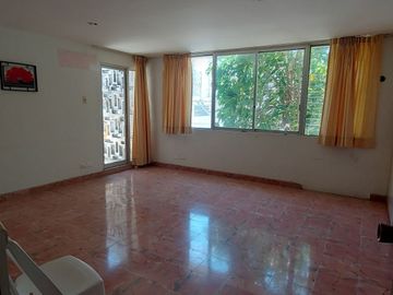 Casa en esquina con frente a 3 calles, junto a glorieta cri cri