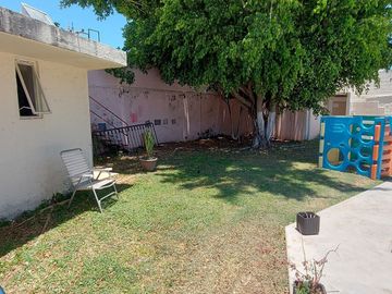 Casa en esquina con frente a 3 calles, junto a glorieta cri cri