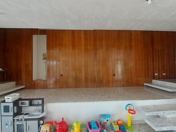 Casa en esquina con frente a 3 calles, junto a glorieta cri cri