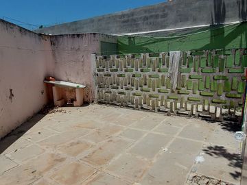 Casa en esquina con frente a 3 calles, junto a glorieta cri cri