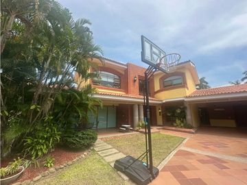 HERMOSA CASA DE 2 NIVELES EN CONJUNTO DE 4 CASAS. VILLA CAMPESTRE