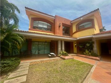 HERMOSA CASA DE 2 NIVELES EN CONJUNTO DE 4 CASAS. VILLA CAMPESTRE