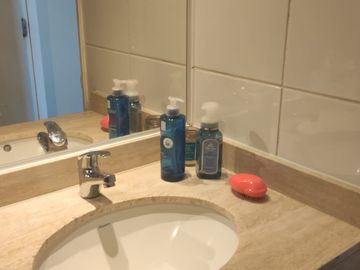 AMPLIO Y RECIEN REFACCIONADO DPTO. EN VENTA UF 2.800 70 MT2 METRO PARQUE ALMAGRO