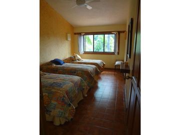 Casa con jardín y alberca en Fraccionamiento las Fincas, Jiutepec
