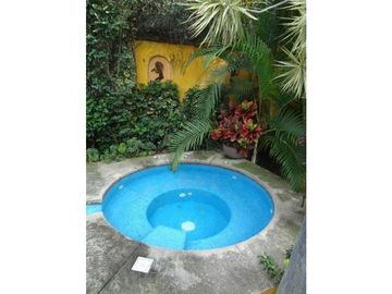 Casa con jardín y alberca en Fraccionamiento las Fincas, Jiutepec