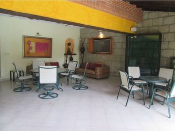 Casa con jardín y alberca en Fraccionamiento las Fincas, Jiutepec