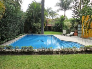 Casa con jardín y alberca en Fraccionamiento las Fincas, Jiutepec