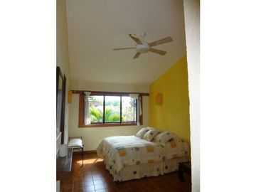 Casa con jardín y alberca en Fraccionamiento las Fincas, Jiutepec