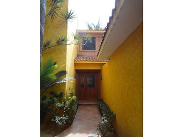 Casa con jardín y alberca en Fraccionamiento las Fincas, Jiutepec