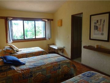 Casa con jardín y alberca en Fraccionamiento las Fincas, Jiutepec