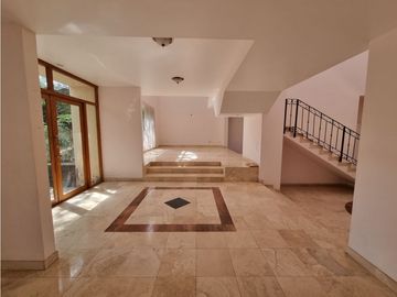 Residencia en Venta con jardines, Casa Club, GYM y Cancha de Tenis